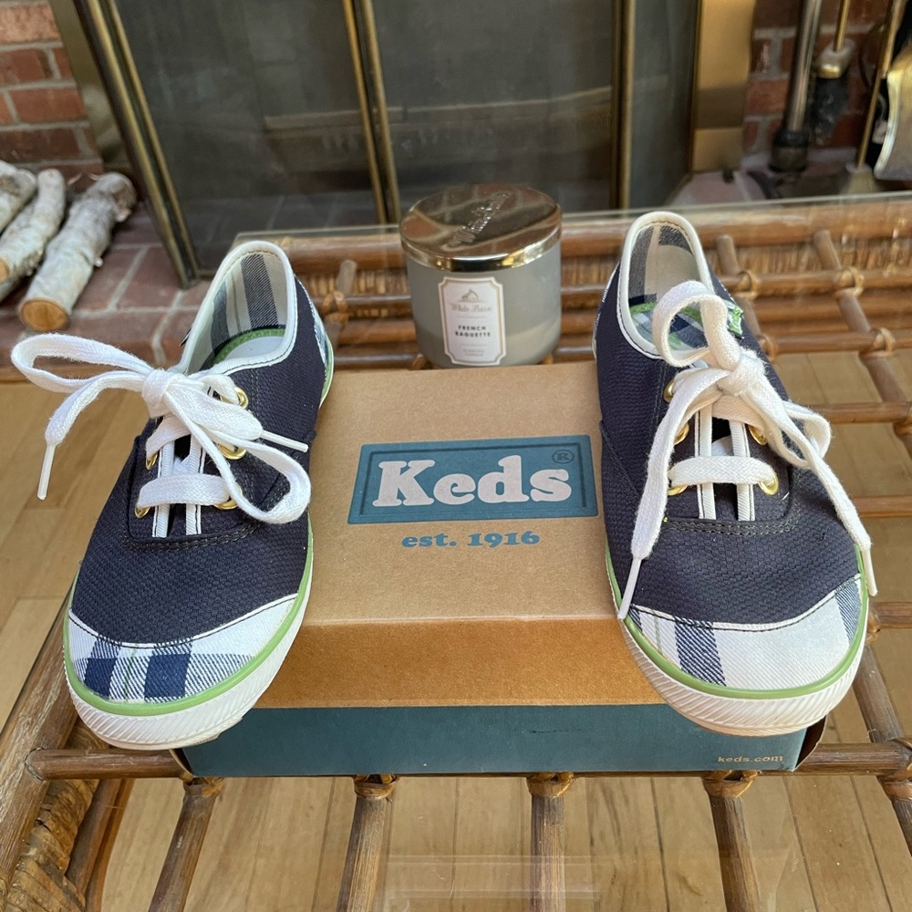 Keds navy sneakers in very good condition.